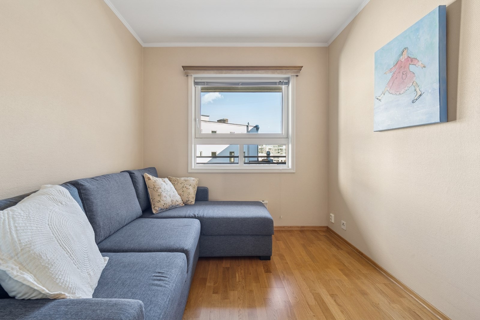 Soverom 2 er også romslig, og har plass til både seng, garderobeskap og annen ønsket møblering, f.eks skrivebord. Galleribilde