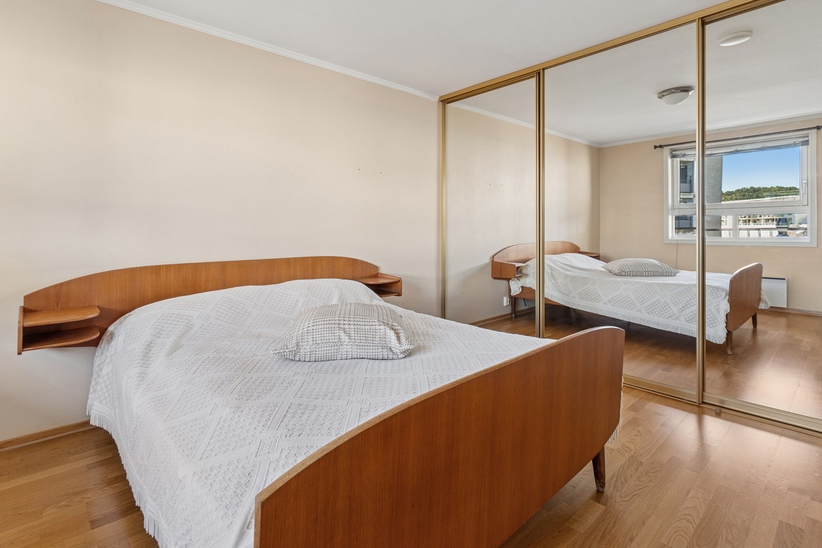 Hovedsoverommet har god plass til dobbeltseng og tilhørende møblement. Galleribilde