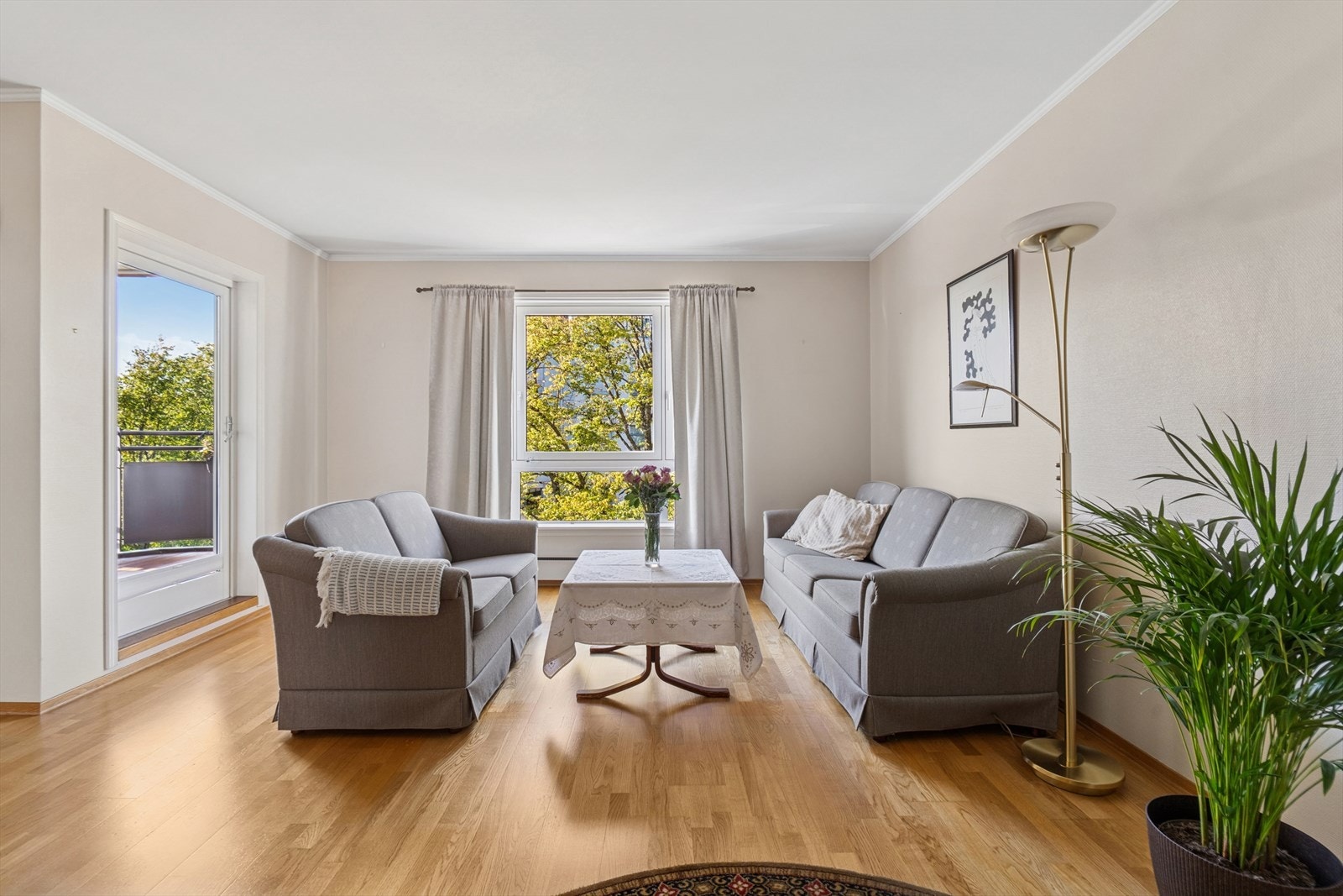 Det er god plass til en stor sofagruppe. Galleribilde