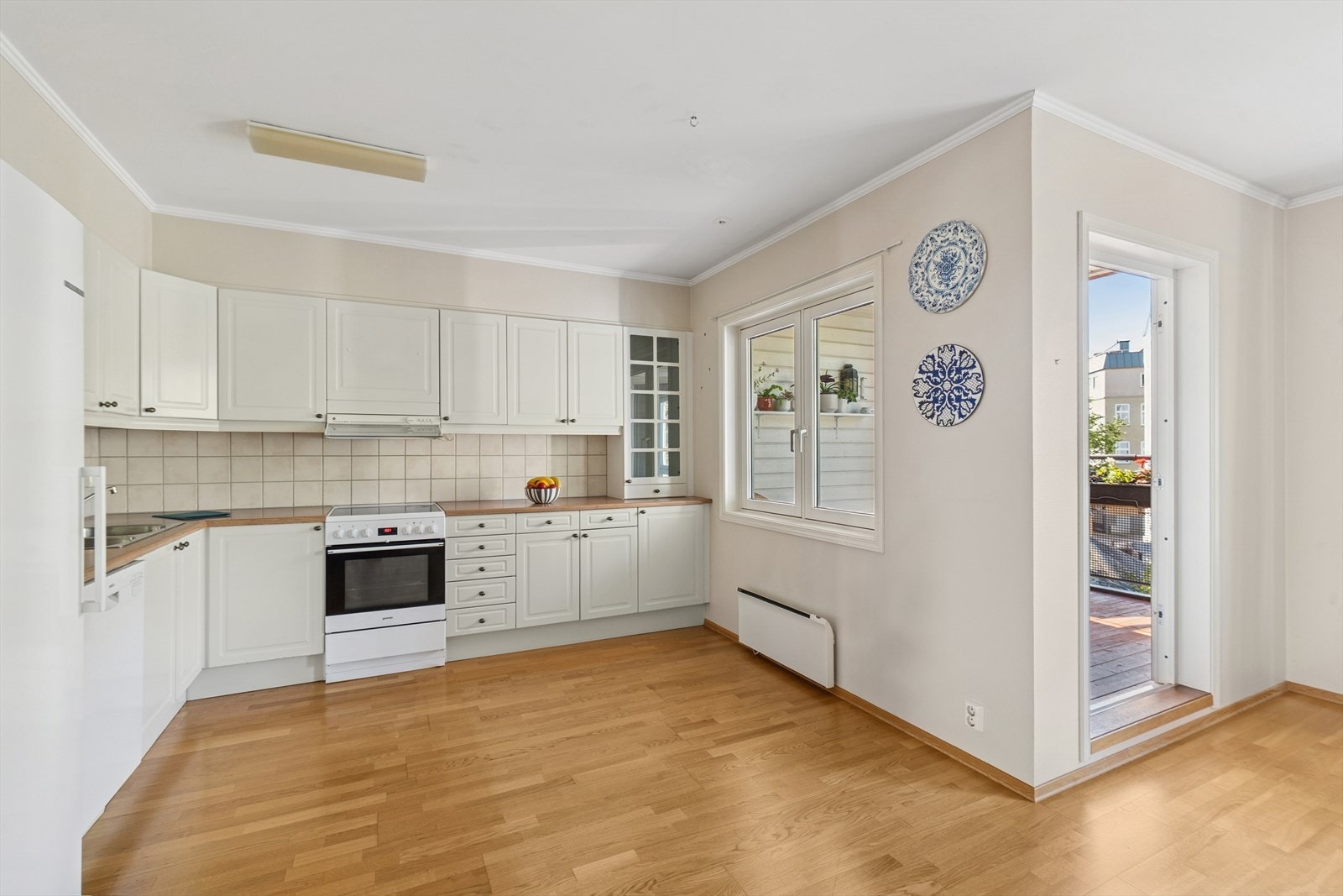 Kjøkkenet har en tidløs og praktisk innredning med profilerte fronter i trefiber, som gir et klassisk uttrykk. Galleribilde