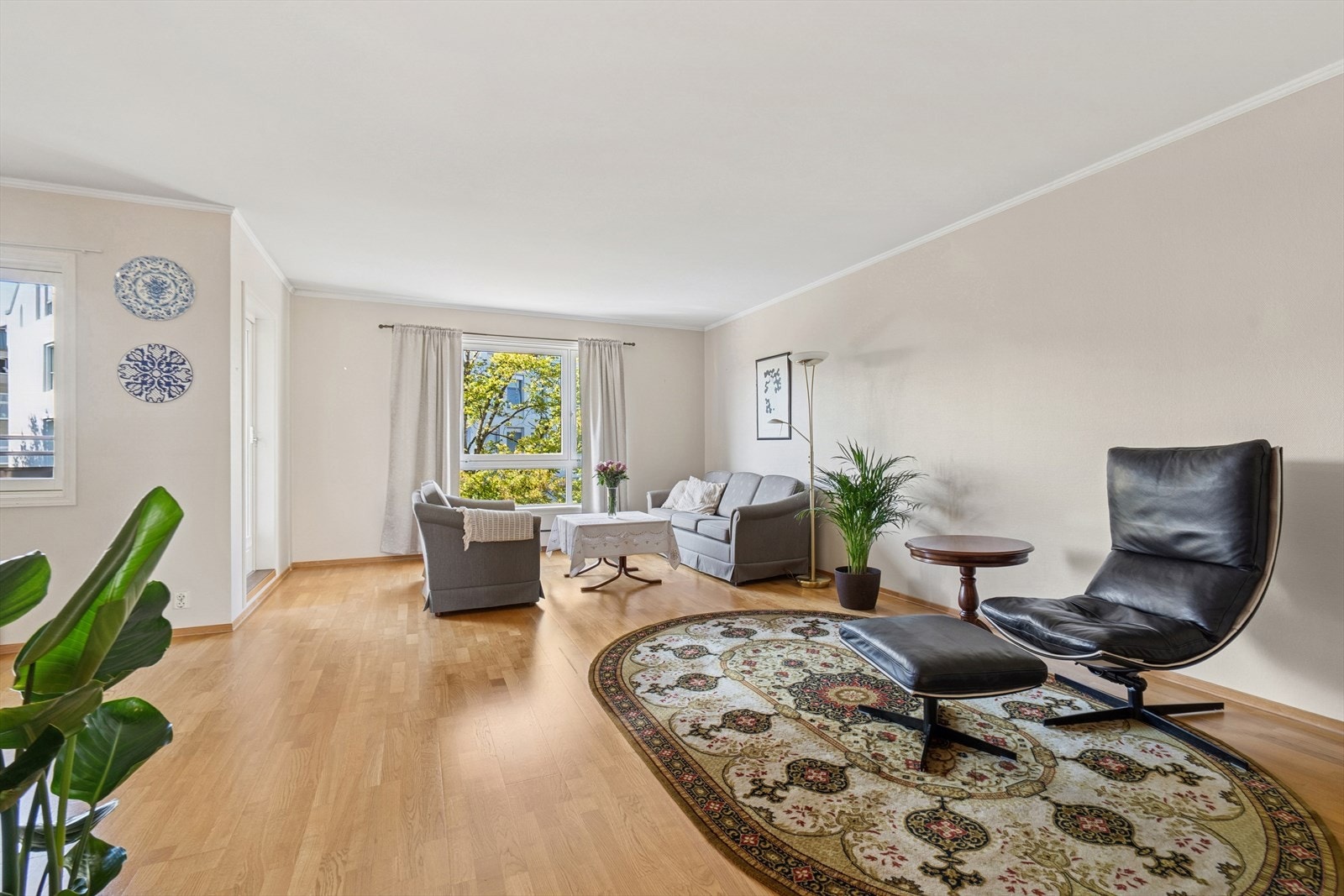 Stuen og kjøkkenet er samlet i en åpen og sosial sone. Galleribilde