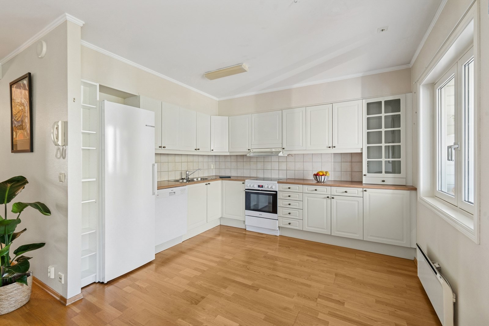 Kjøkkenet har godt med skap- og benkeplass. Galleribilde