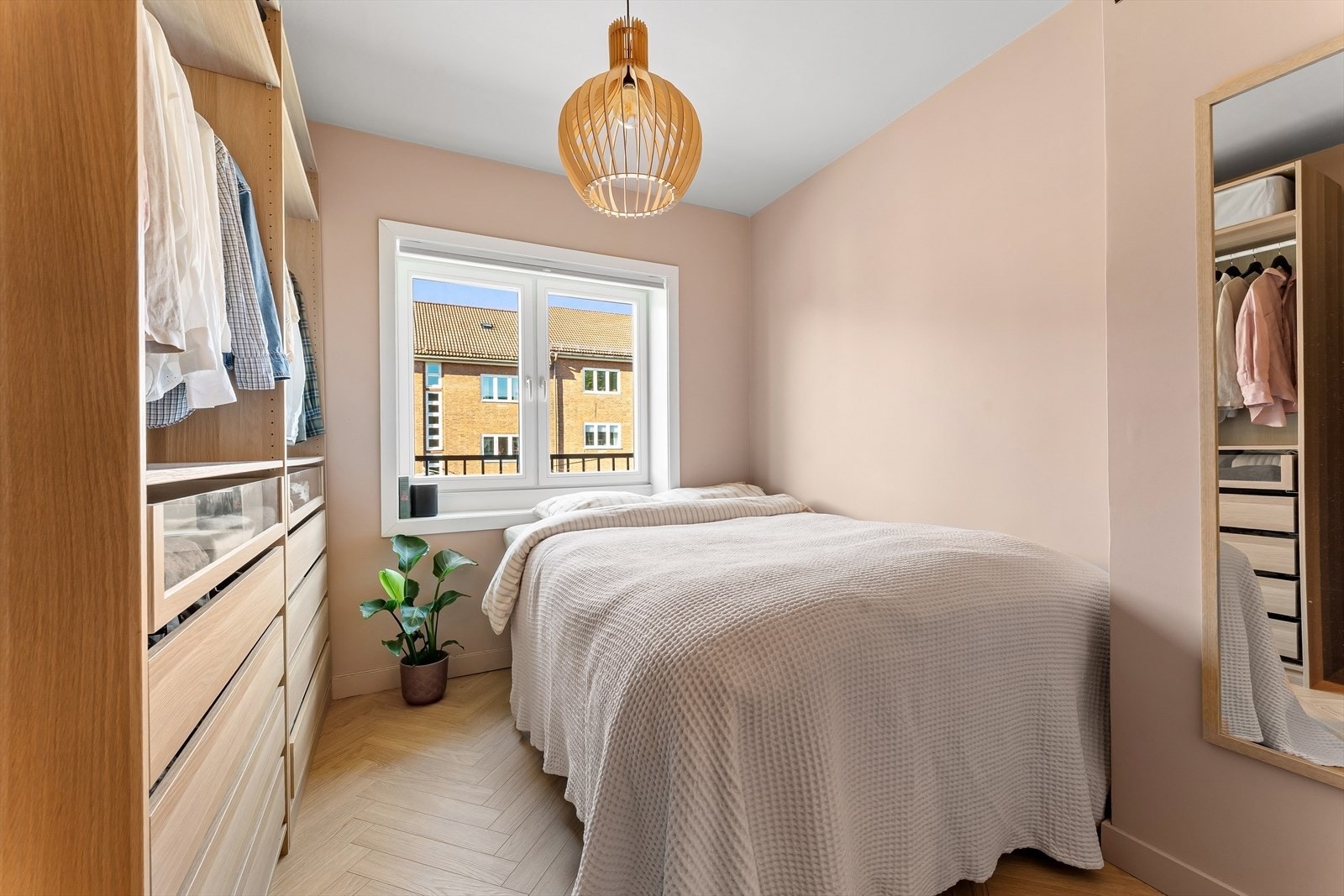 Romslig soverom med plass til både dobbeltseng og garderobe. Galleribilde