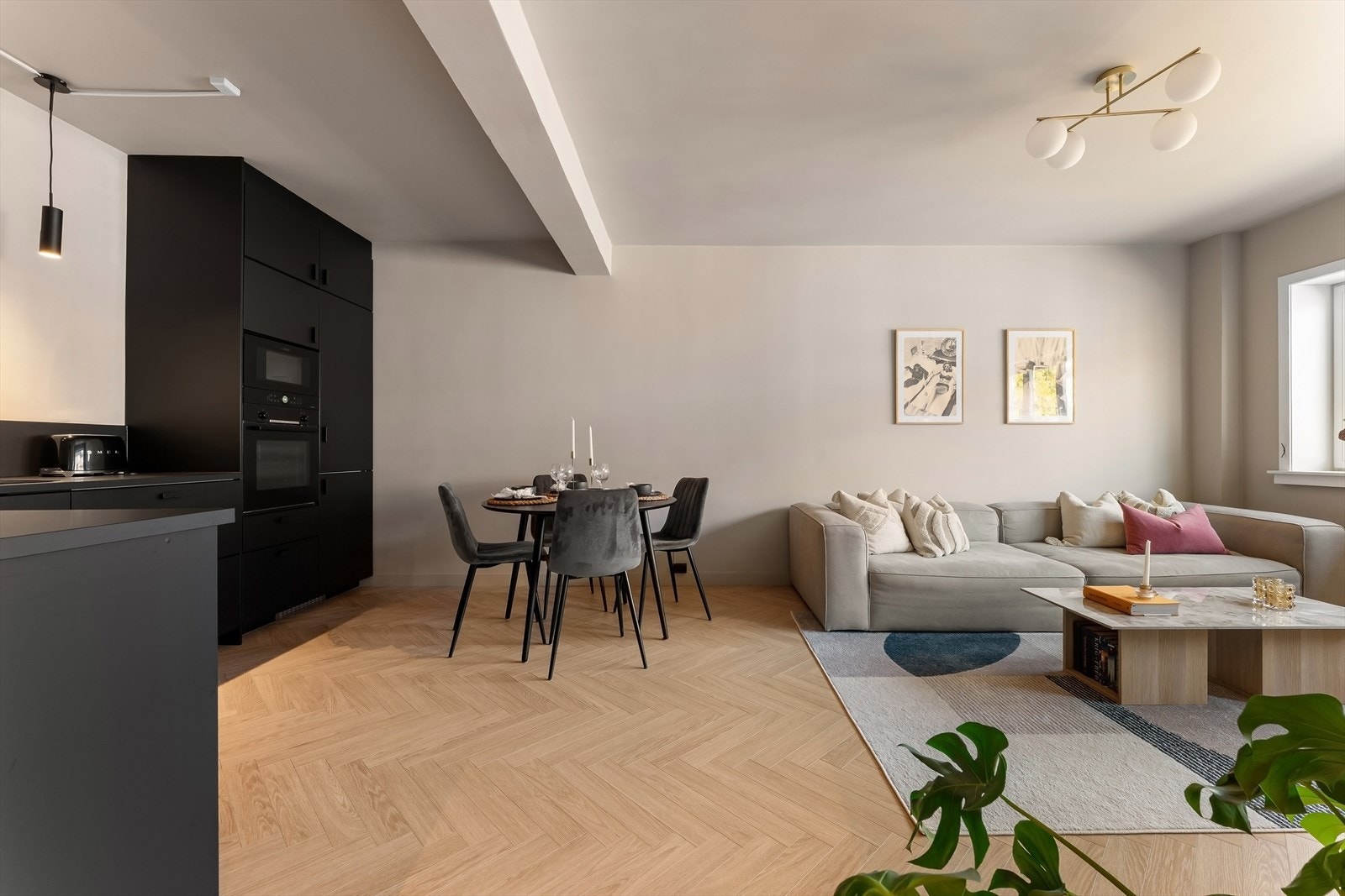 Stuen er romslig og har god plass til sofagruppe samt plass til å dekke opp med langbord. Galleribilde