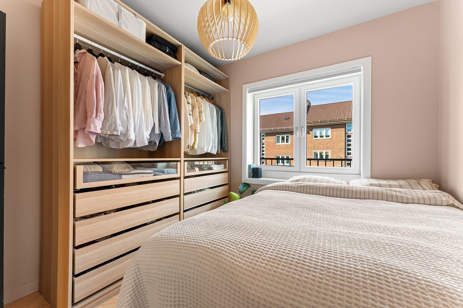 Stor garderobe langs den ene siden av rommet. Galleribilde