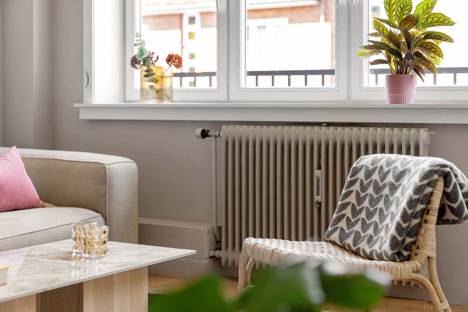 Oppvarming med radiatorer tilknyttet felles fjernvarmeanlegg. Varmtvann og fyring er inkludert i felleskostnader. Galleribilde