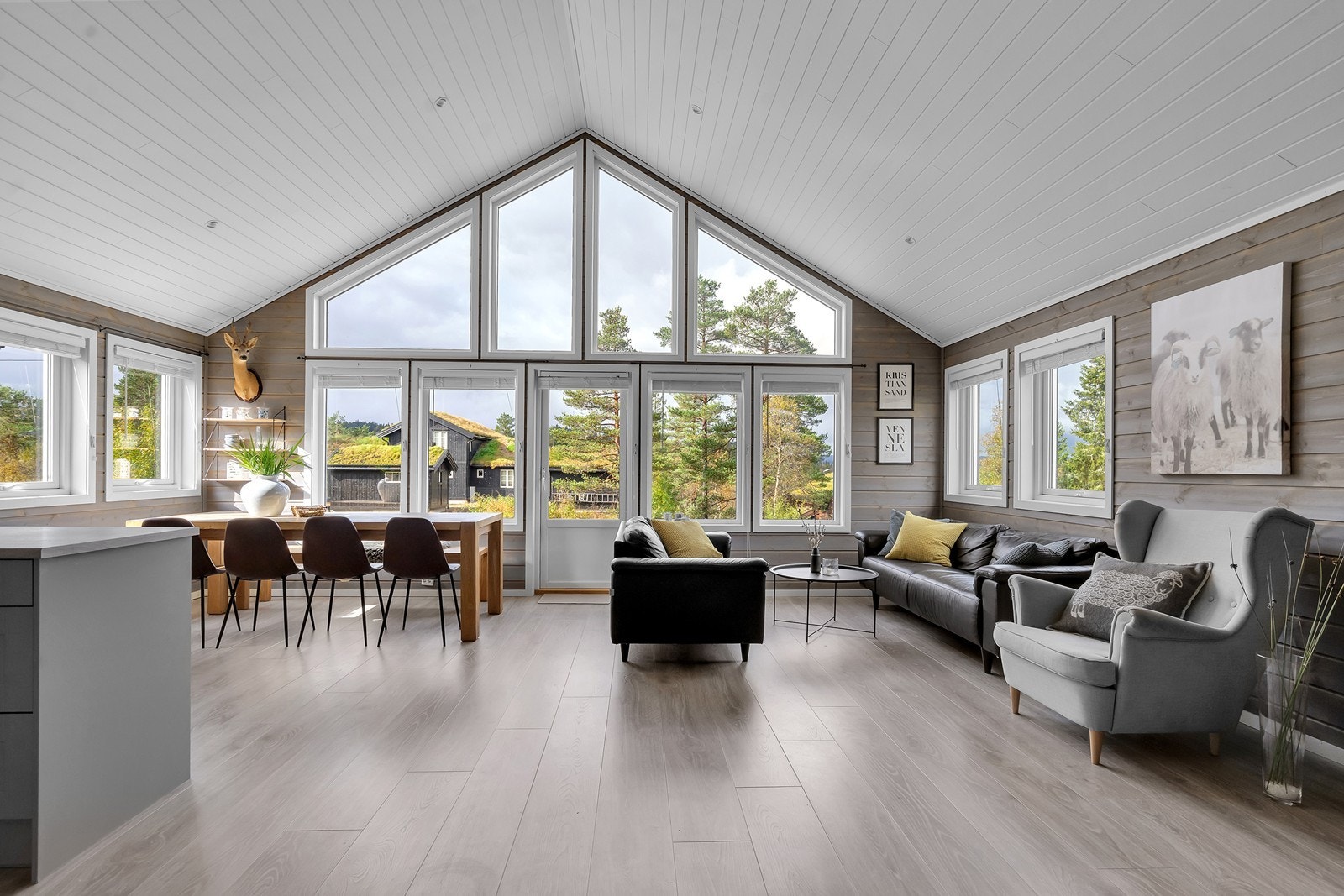 Stue med store vindu som slipper inn mye lys Galleribilde