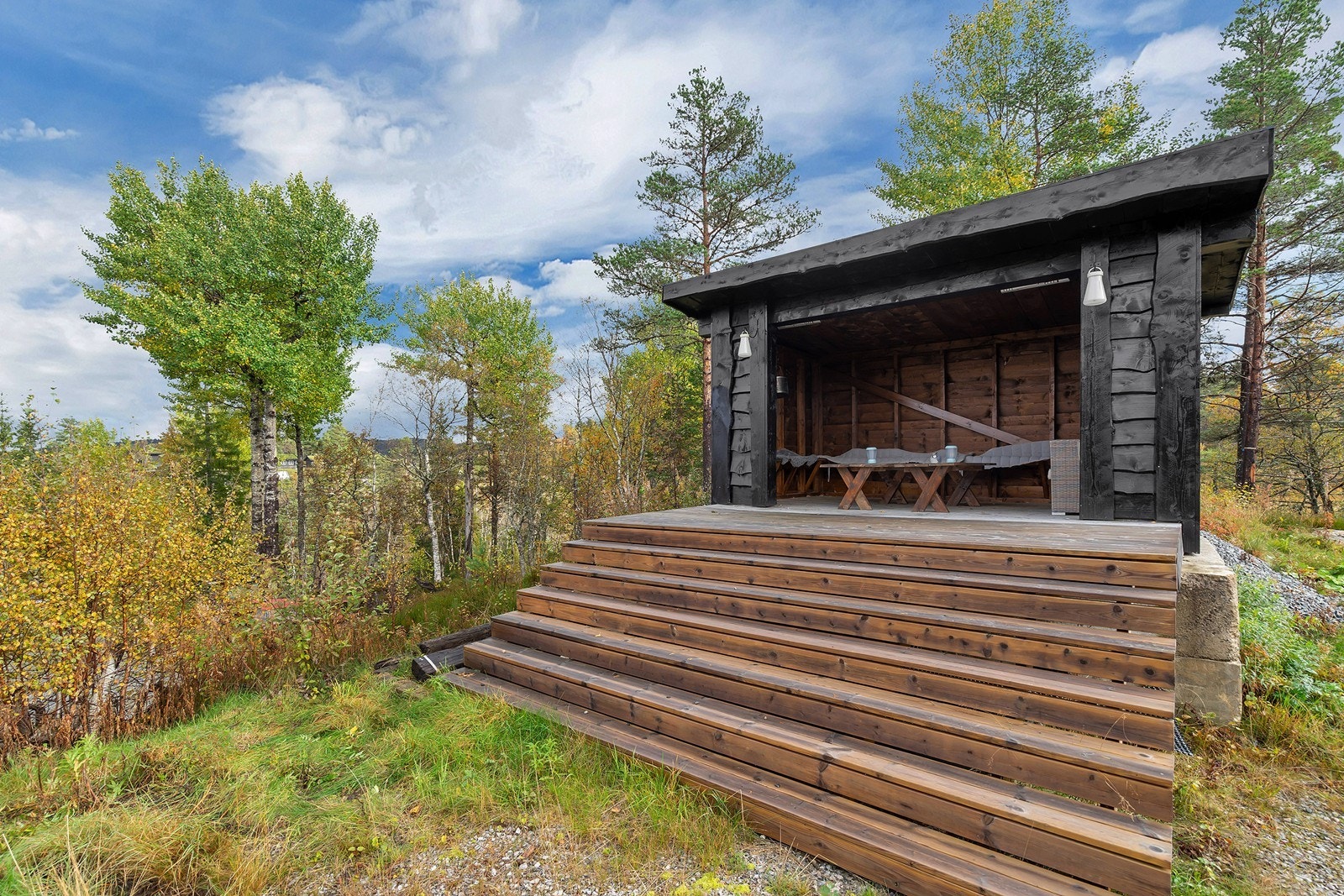 Hytta har en koselig gapahuk/utestue Galleribilde