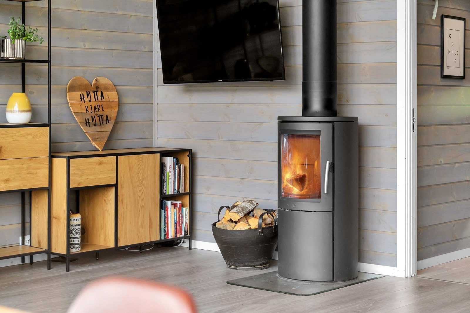 Hør på knitringen fra ovnen og finn roen på hytta Galleribilde