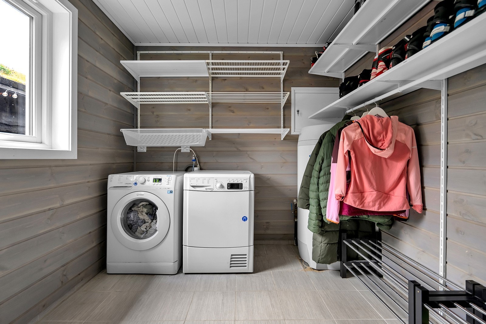 Bod/teknisk rom med god plass til oppbevaring Galleribilde