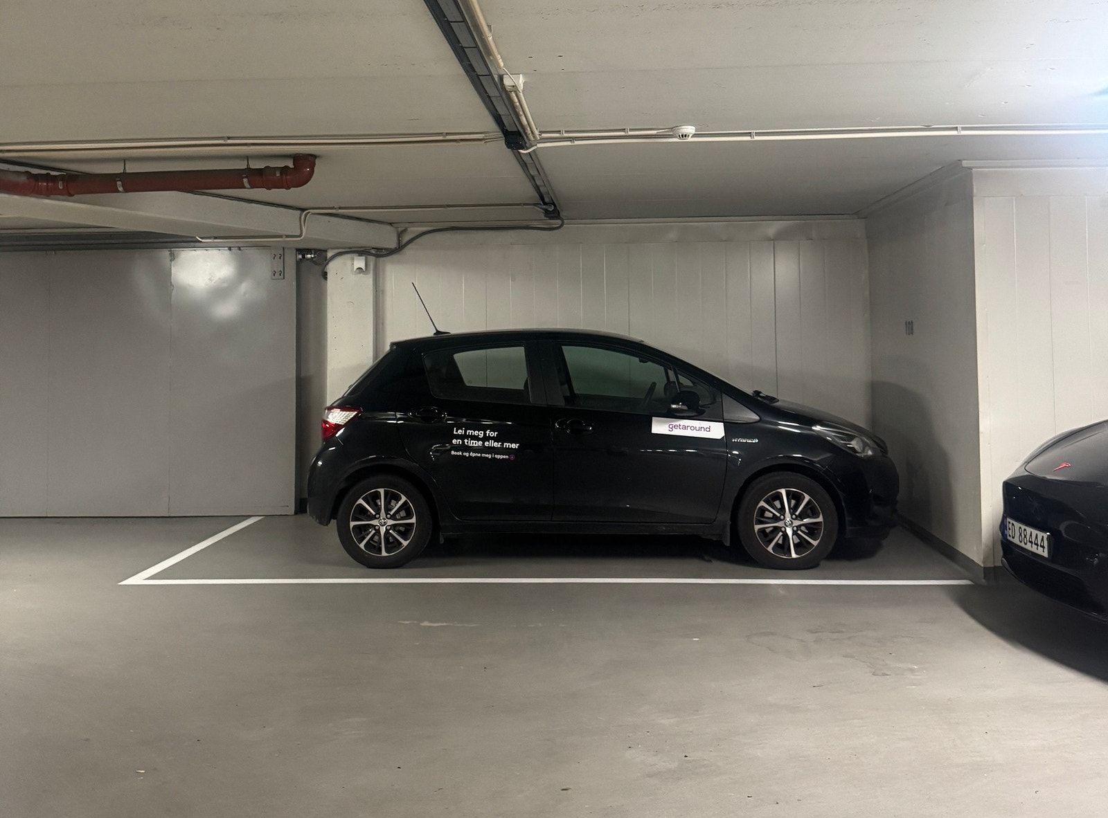 Det medfølger en stor frittstående garasjeplass i underjordisk anlegg - med heis rett opp til leiligheten. Galleribilde