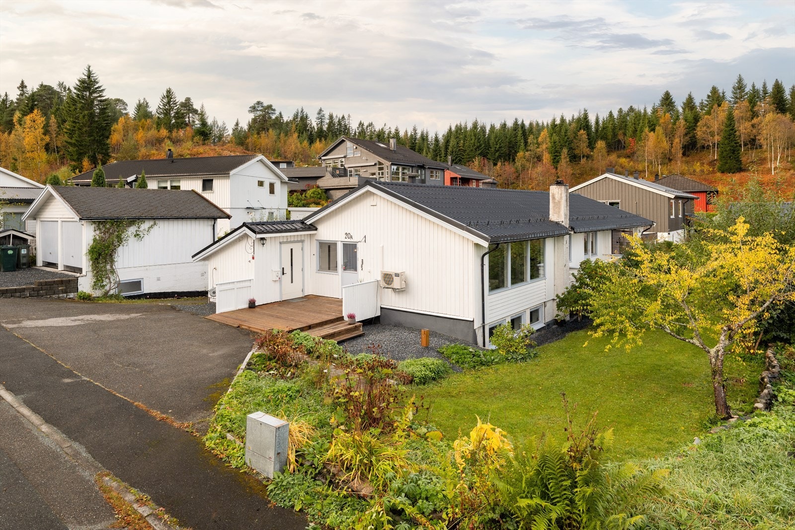 Velkommen til Nordbakken 20A! En innholdsrik vertikaldelt halvpart med attraktiv beliggenhet på Huseby. Galleribilde