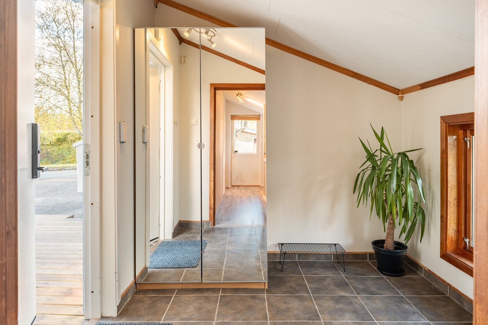 Innbydende entré med god plass til oppbevaring av både sko og yttertøy. Det er behagelig gulvvarme som varmekilde i entréen. Galleribilde