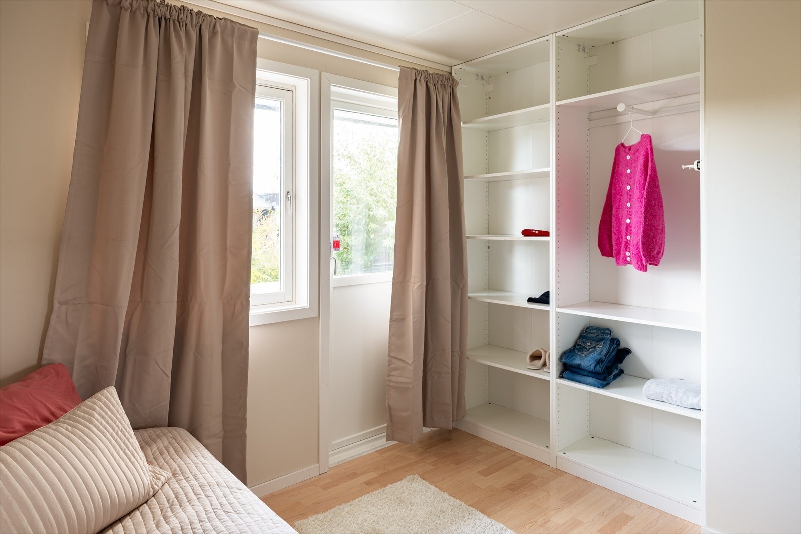 Fra soverommet er det direkte adgang til balkongen på 6,5m² - fra balkongen er det tilgang til hagen. Galleribilde