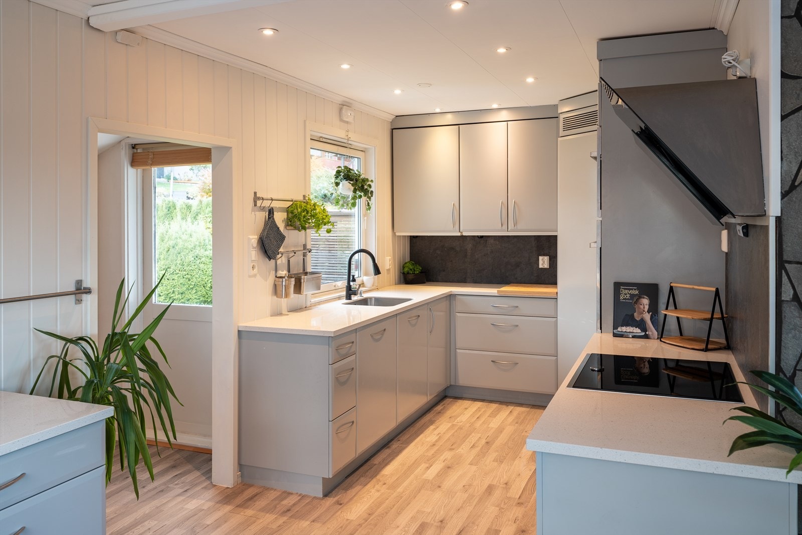 Kjøkkenet er nytt fra 2016 og oppleves som tidløst. Galleribilde