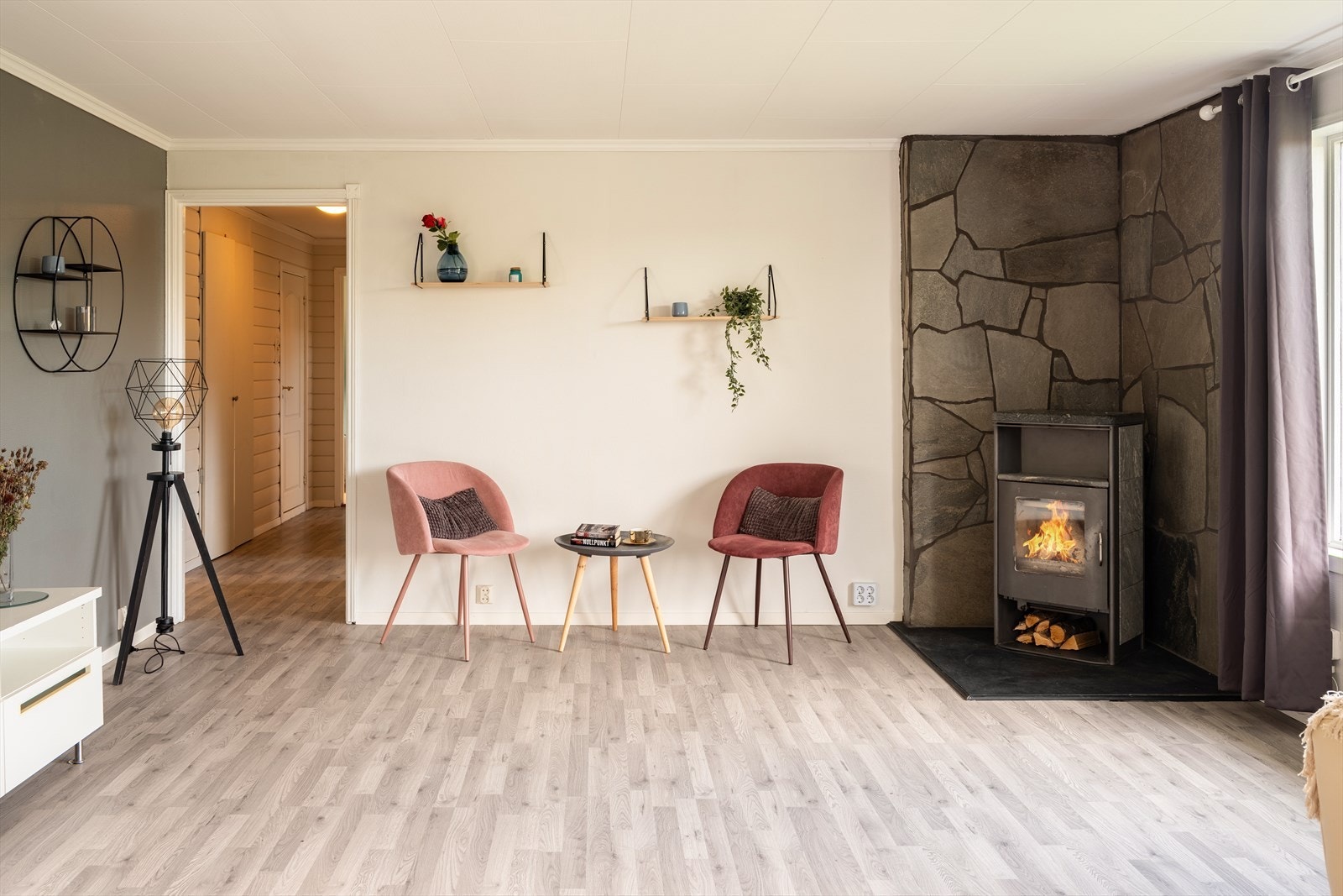 Boligen varmes opp via elektrisitet, varmepumpe og behagelig vedfyring. Galleribilde