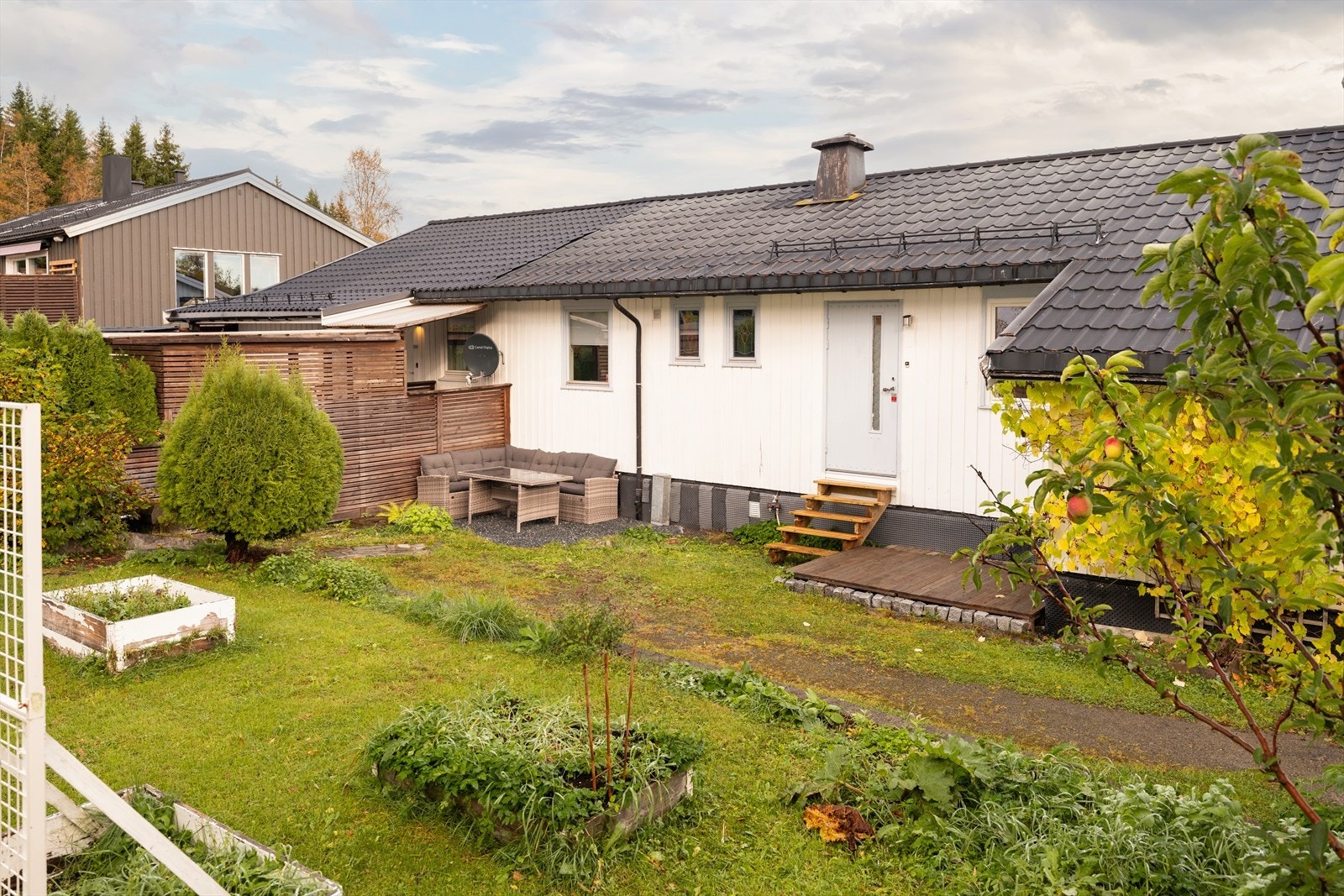 Boligen sokner til Huseby skolekrets. Huseby barnehage ligger kun 3 minutters gange unna, mens Huseby barne- og ungdomsskole er ca. 15 minutter unna. Heimdal videregående skole ligger omtrent 14 minutters gange fra boligen. Galleribilde