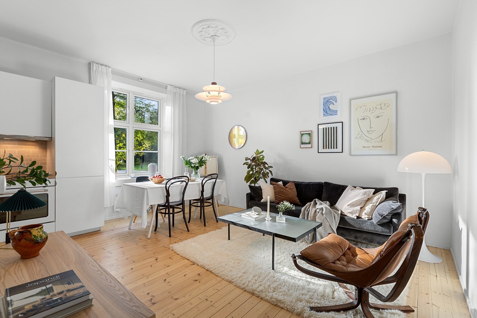 Det er god plass til en komfortabel sofagruppe med salongbord, TV-seksjon og spisebord - perfekt for både hverdag og sosiale sammenkomster. Galleribilde