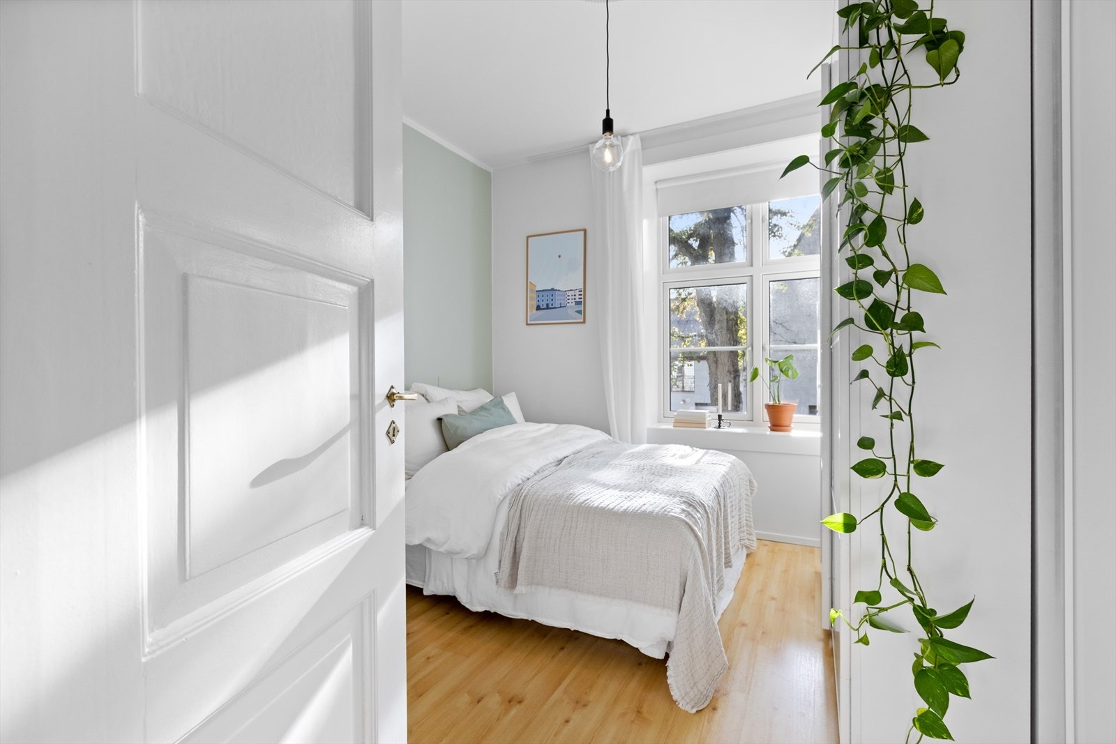 Romslig og lyst soverom med mye naturlig lys og god plass til dobbeltseng og nattbord Galleribilde
