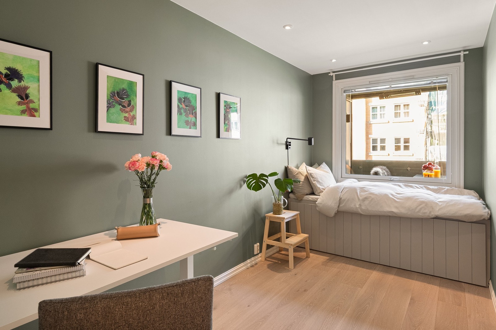 Boligens andre soverom er også av god størrelse med plass til seng, nattbord og oppbevaring. Galleribilde