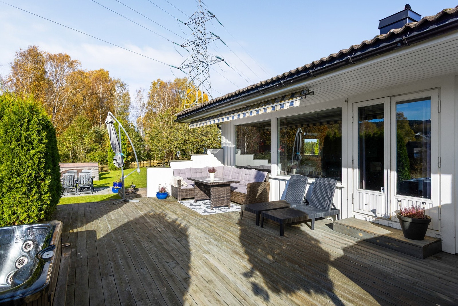 Nydelig plassering med fritt utsyn over grøntarealene på en vestvendt terrasse. Galleribilde