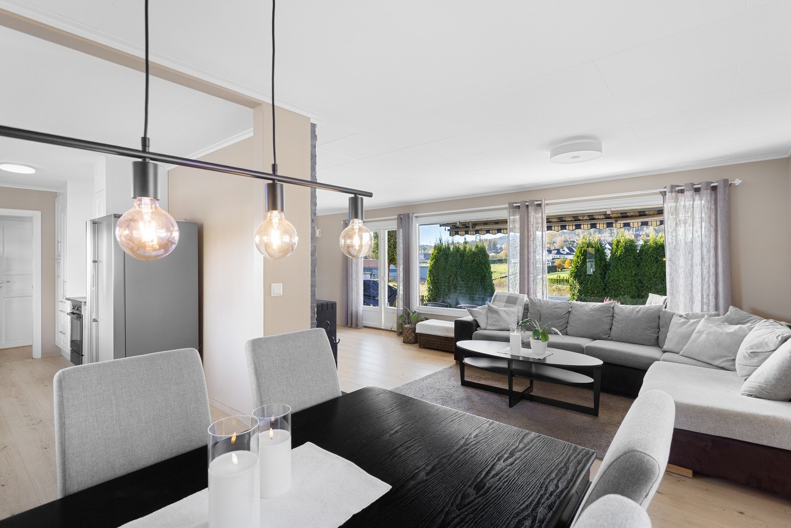 Store vinduer i tre retninger sørger for godt med naturlig lys, inkludert en tofløyet glassdør til den vestvendte terrassen. Galleribilde