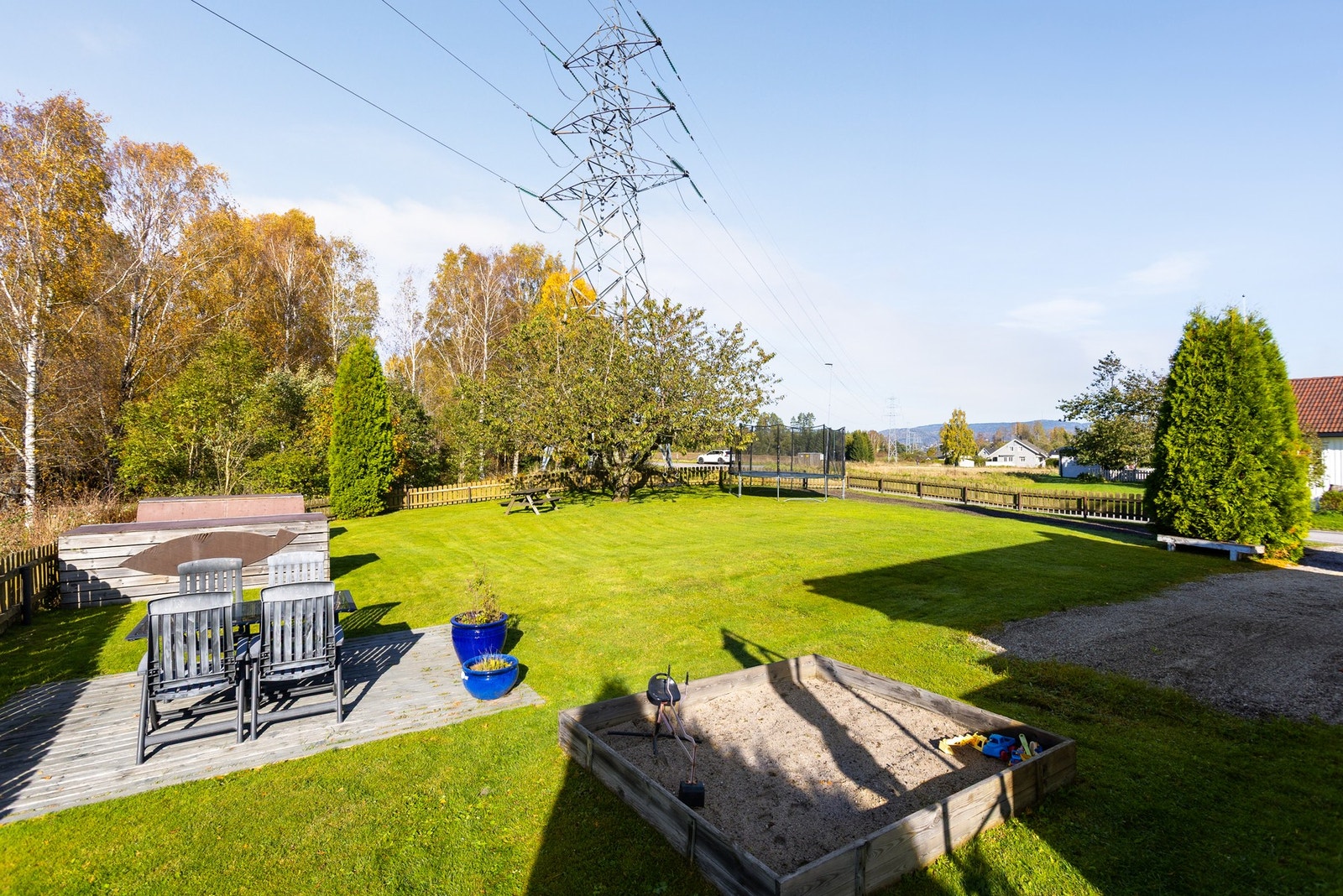 I hagen finner man også en markterrasse og en sandkasse til glede for de yngste. Hagen byr på mye boltreplass, og her kan man enkelt sette opp en trampoline, etablere en kjøkkenhage eller spille fotball med venner etter skolen. Galleribilde