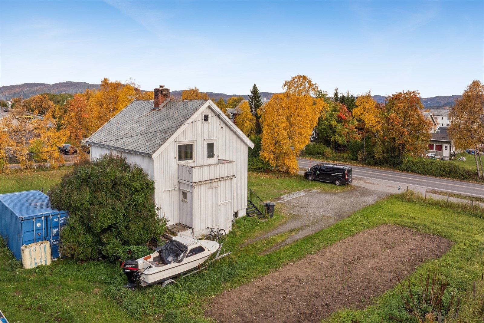 Eiendommen har en romslig tomt på nesten 1,7 mål. Galleribilde