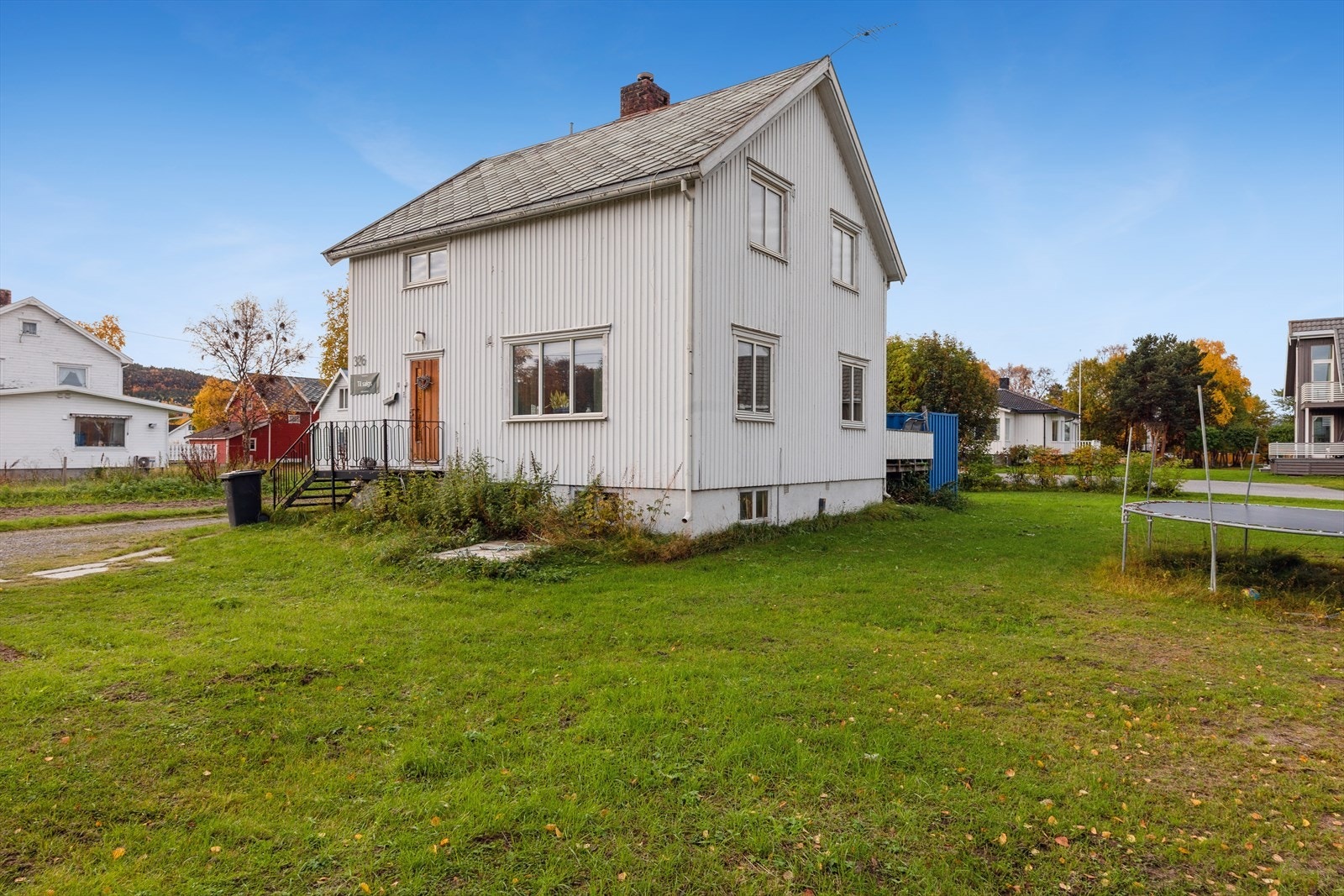 Flott hage og uteområde med gode solforhold. Galleribilde