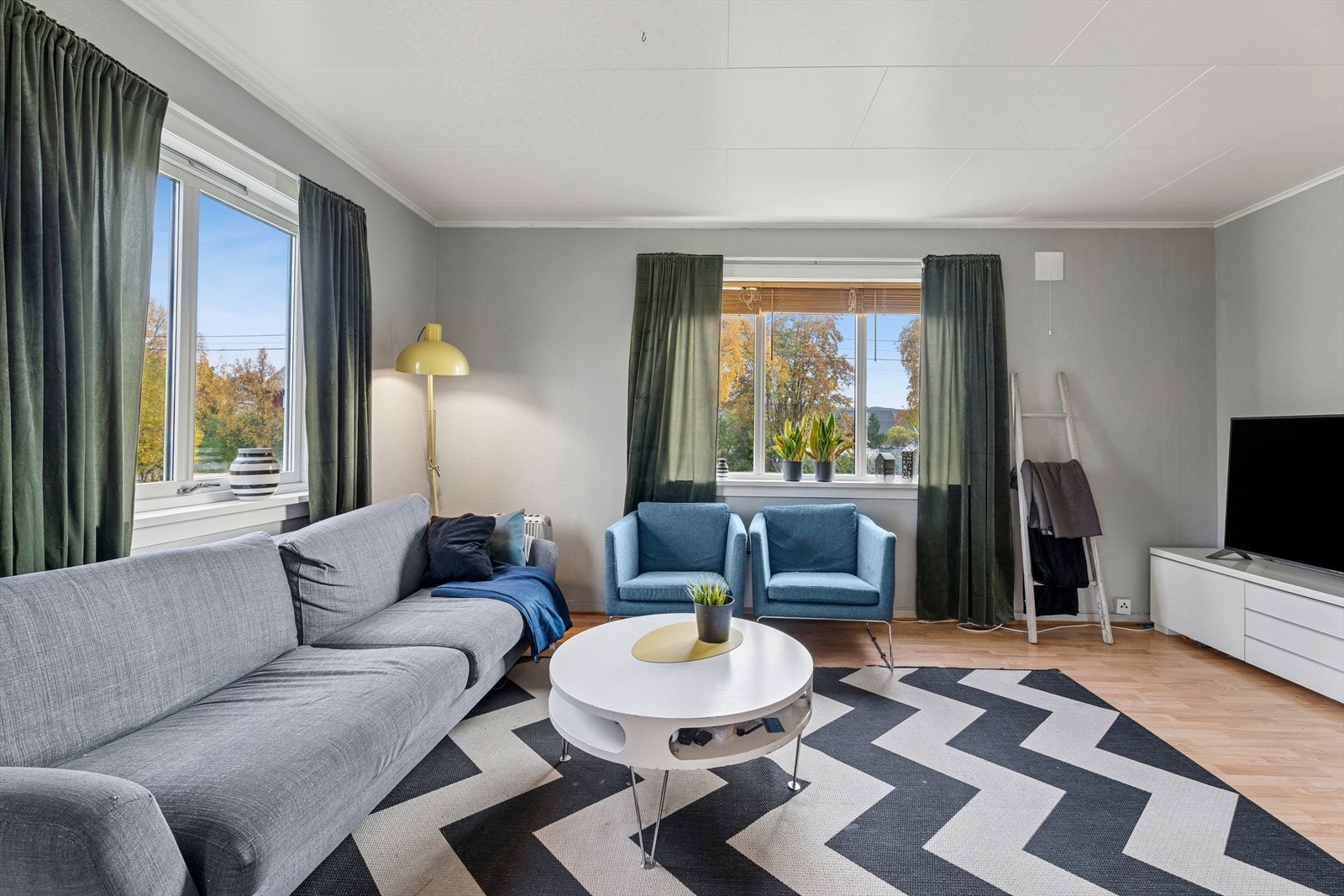 Sofakroken finner fort sin naturlige plass i rommet, og tv-en kan med fordel plasseres mot/på vegg. Galleribilde