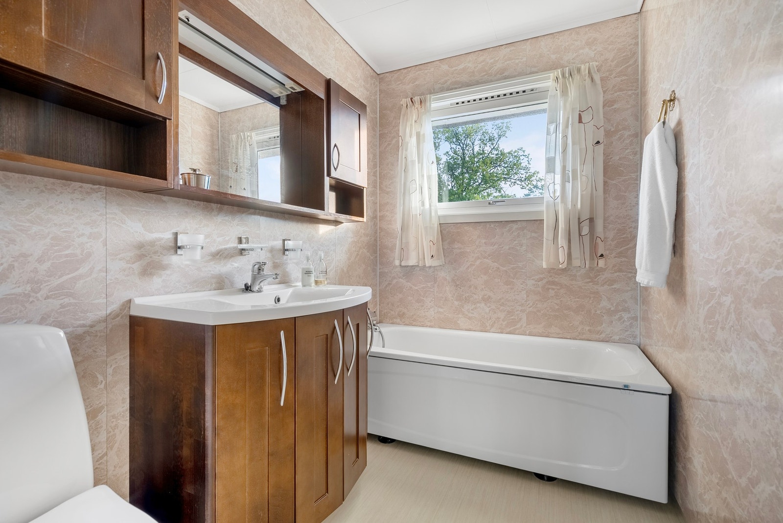 Bad i hovedetasjen har badekar Galleribilde