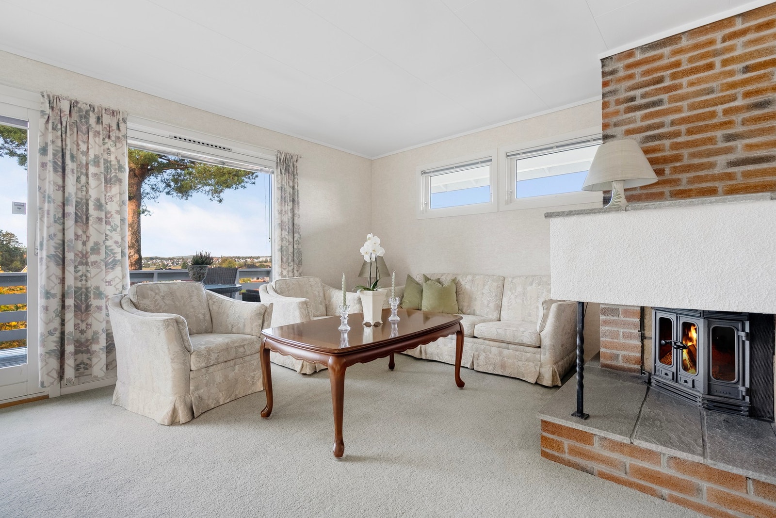 Stor stue med plass for både salong og spisestue Galleribilde