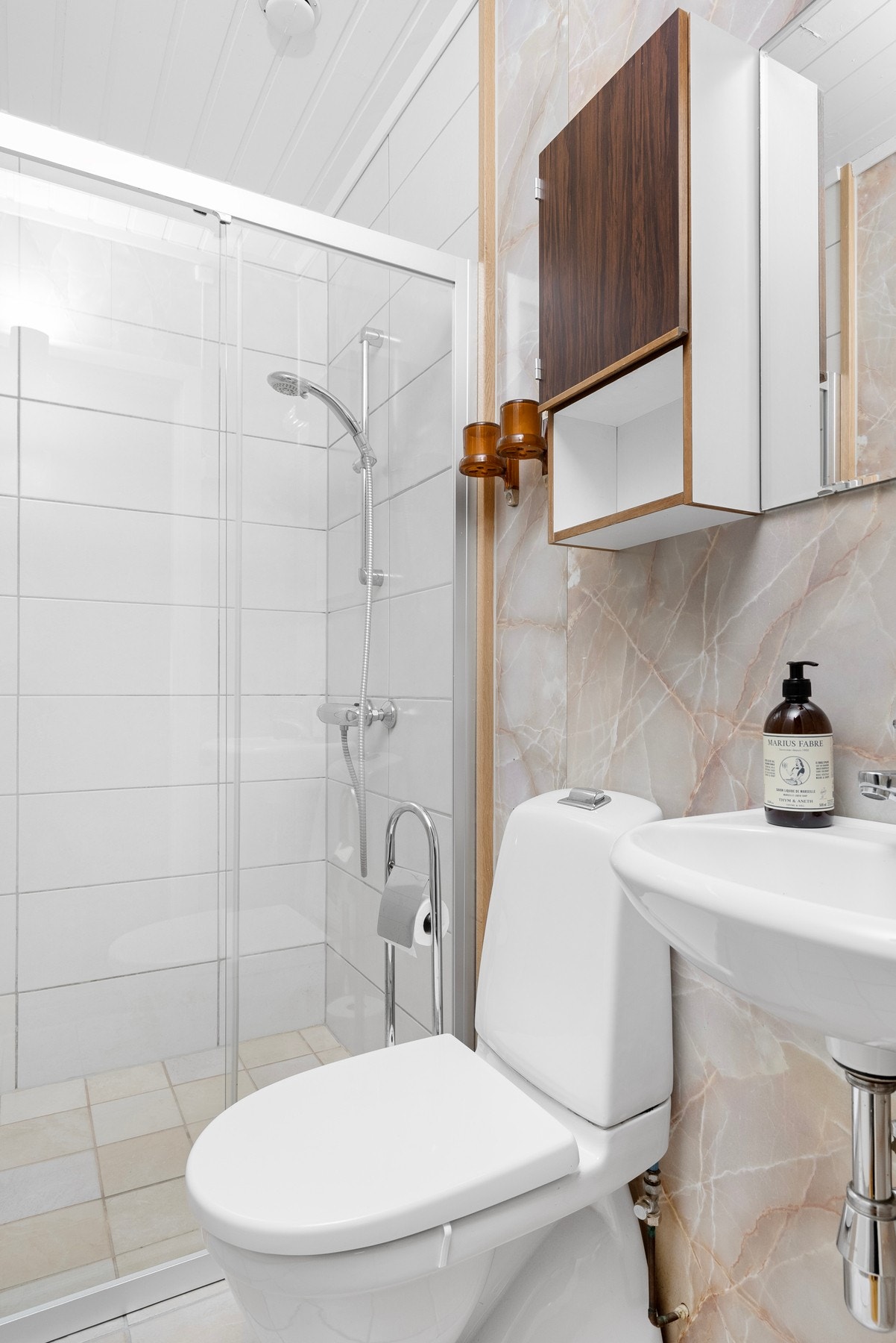 Dusjbad i underetasjen Galleribilde