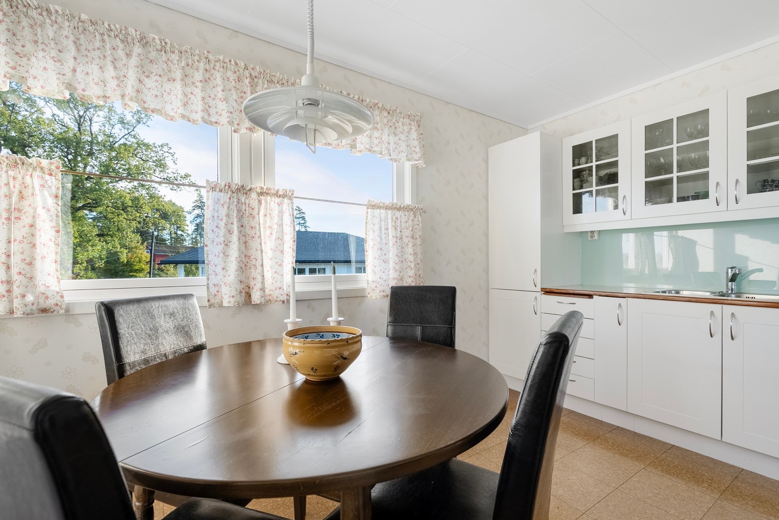 Kjøkkenet har koselig spiseplass Galleribilde