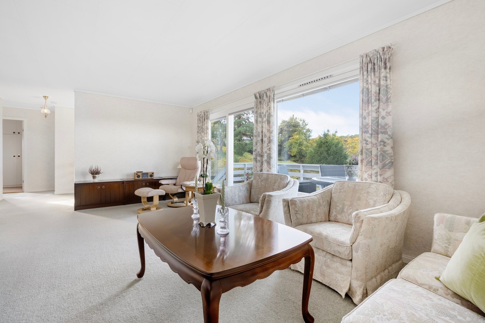 Store vinduer gjør stuen lys og fin Galleribilde