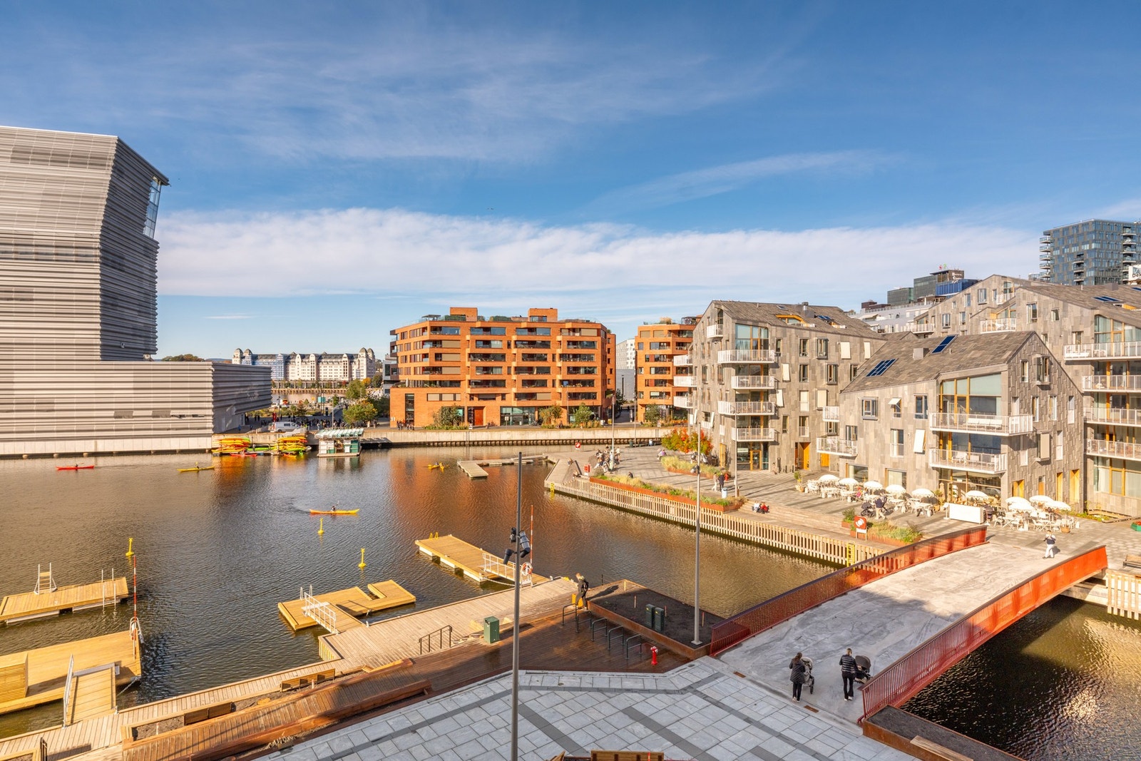 Maritimt nabolag med bademulighet og hyggelige spisesteder like ved Galleribilde