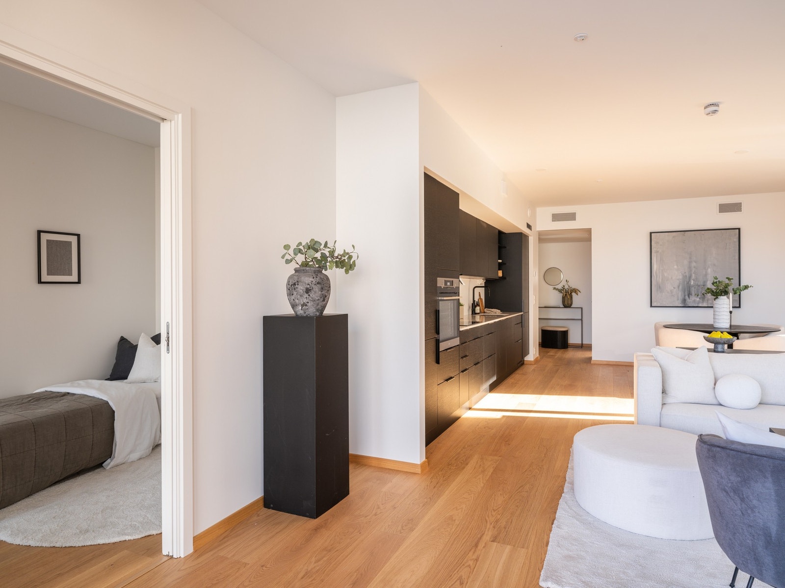 Fra stuen er det videre adkomst til soverom 2 Galleribilde