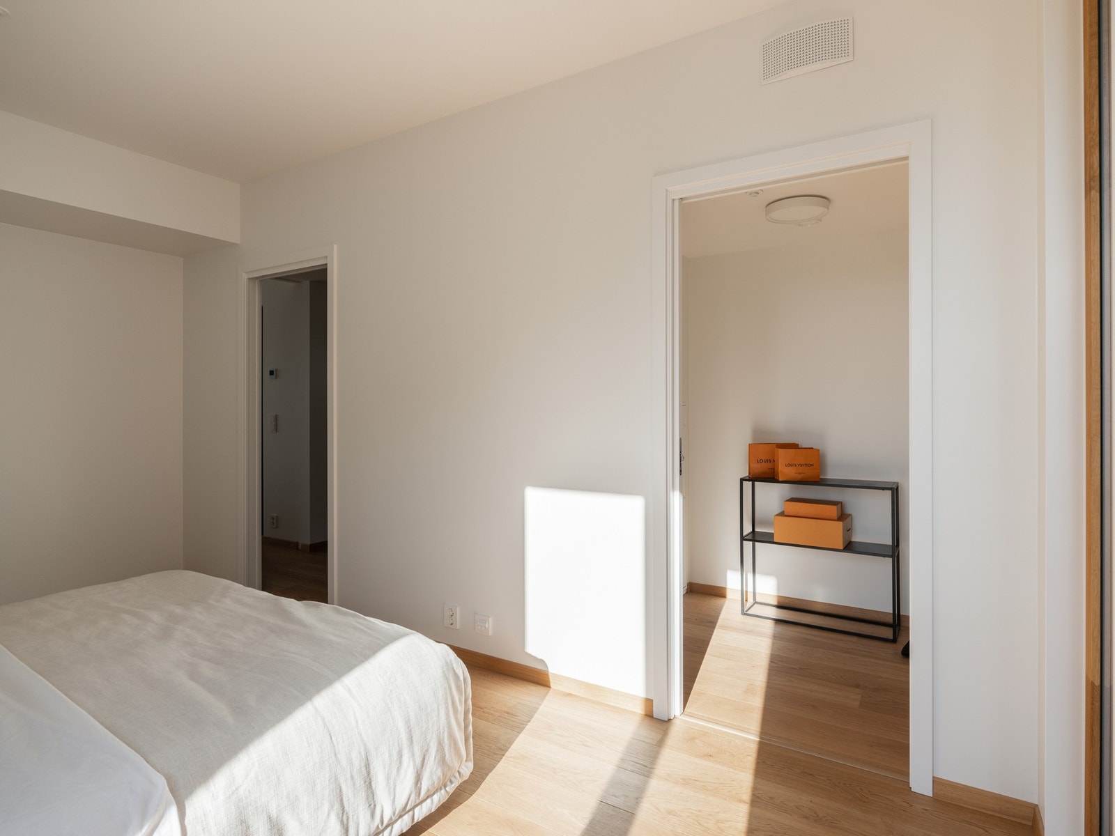 Hovedsoverommet har egen walk-in-garderobe Galleribilde