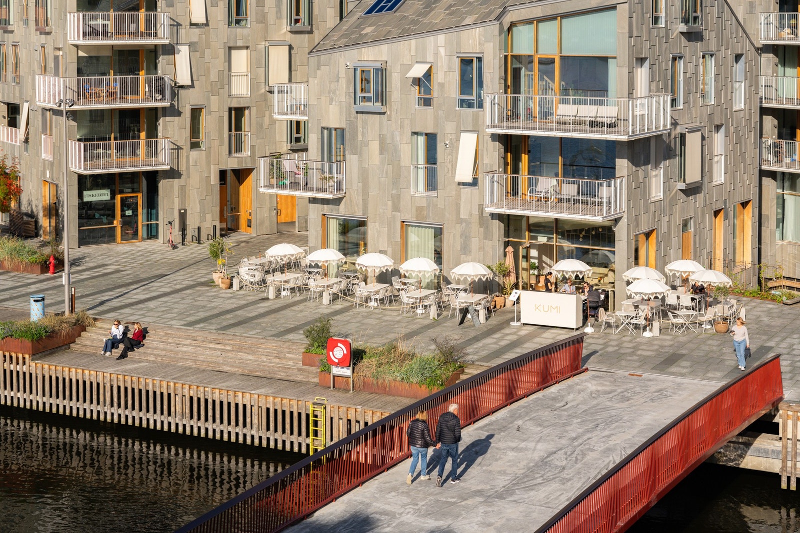 Langs vannkanten finner du flere hyggelige møteplasser og soner for avslapning Galleribilde