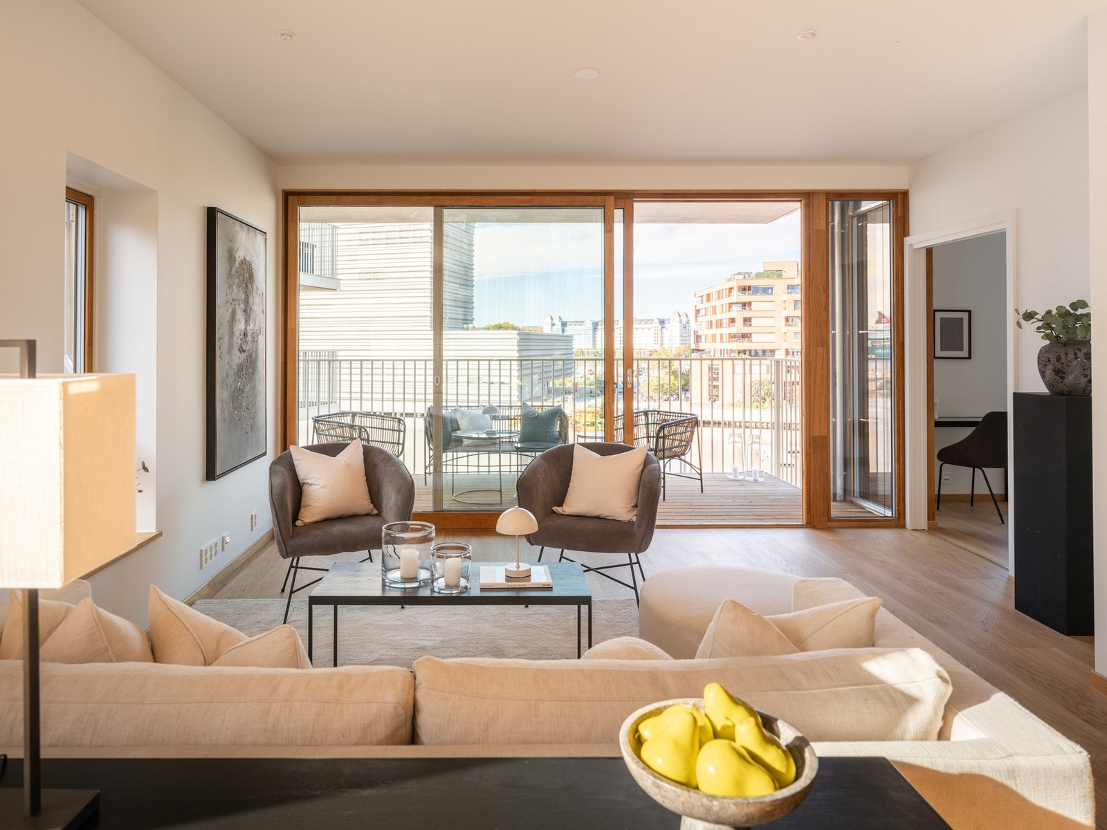 Stuen har store vindusflater som slipper inn rikelig med naturlig lys Galleribilde