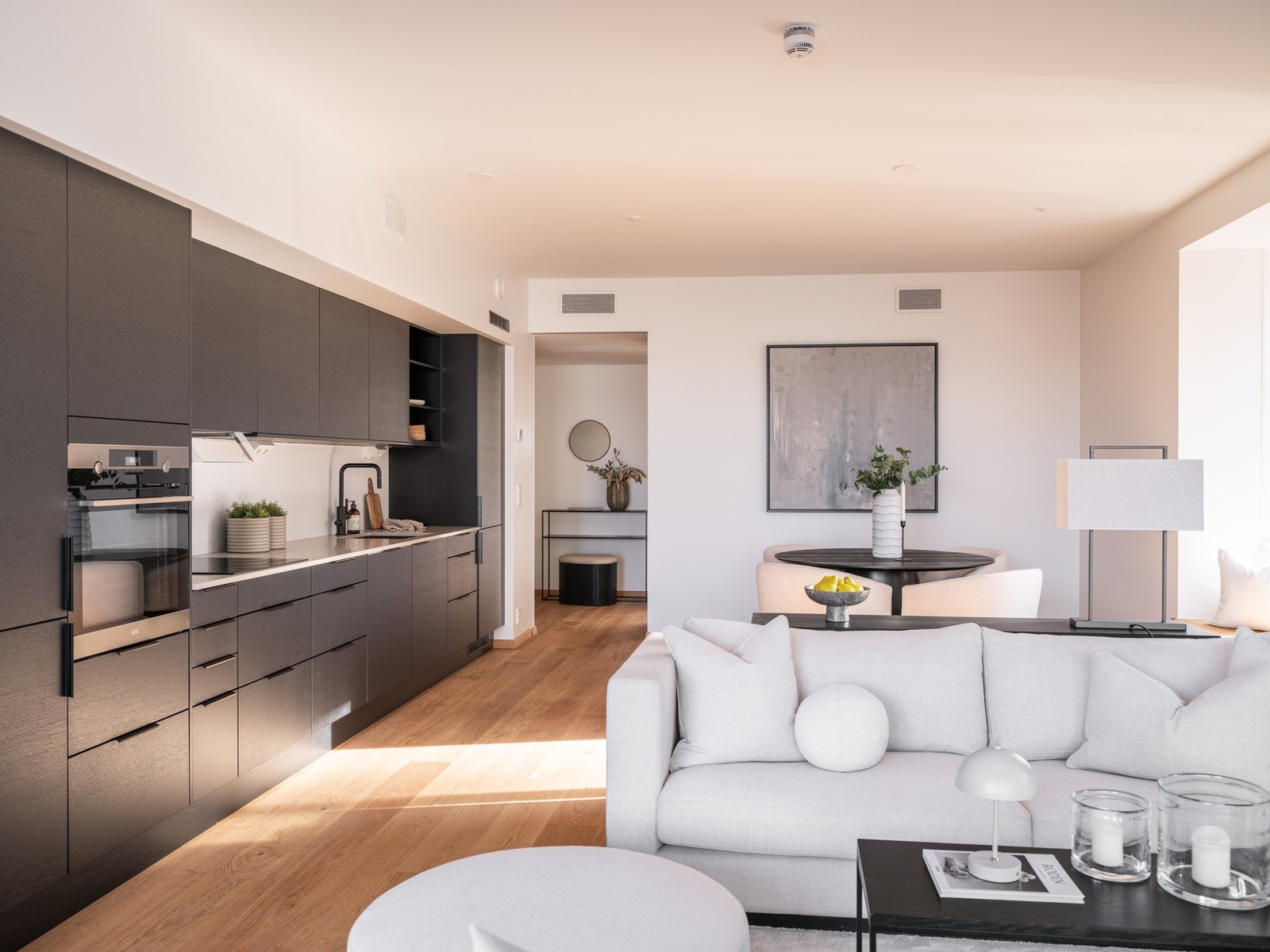 Åpent og stilfullt oppholdsrom med plass til stort spisebord Galleribilde