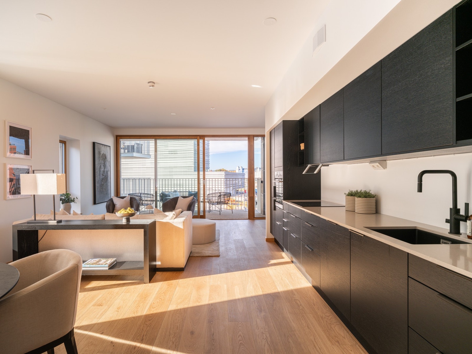 Åpen og luftig planløsning med moderne kjøkken og naturlig lysinnslipp Galleribilde