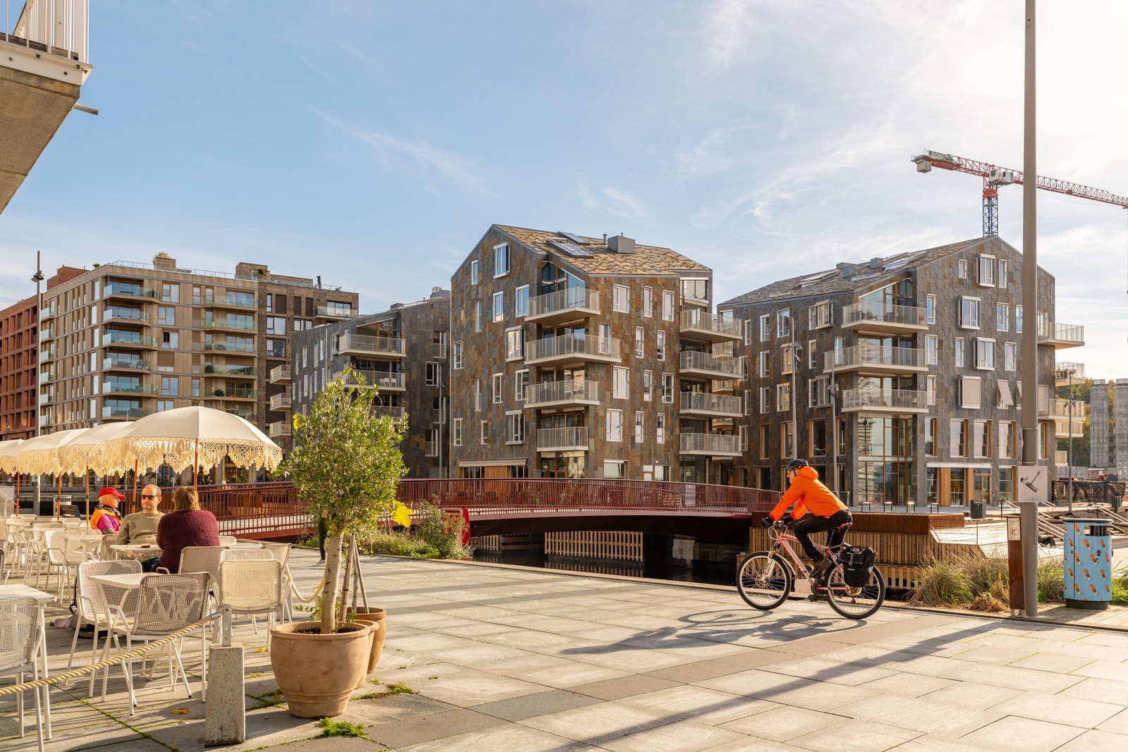 Området er bilfritt, stille og harmonisk, med små brygger, vannspeil og møteplasser mellom byggene Galleribilde