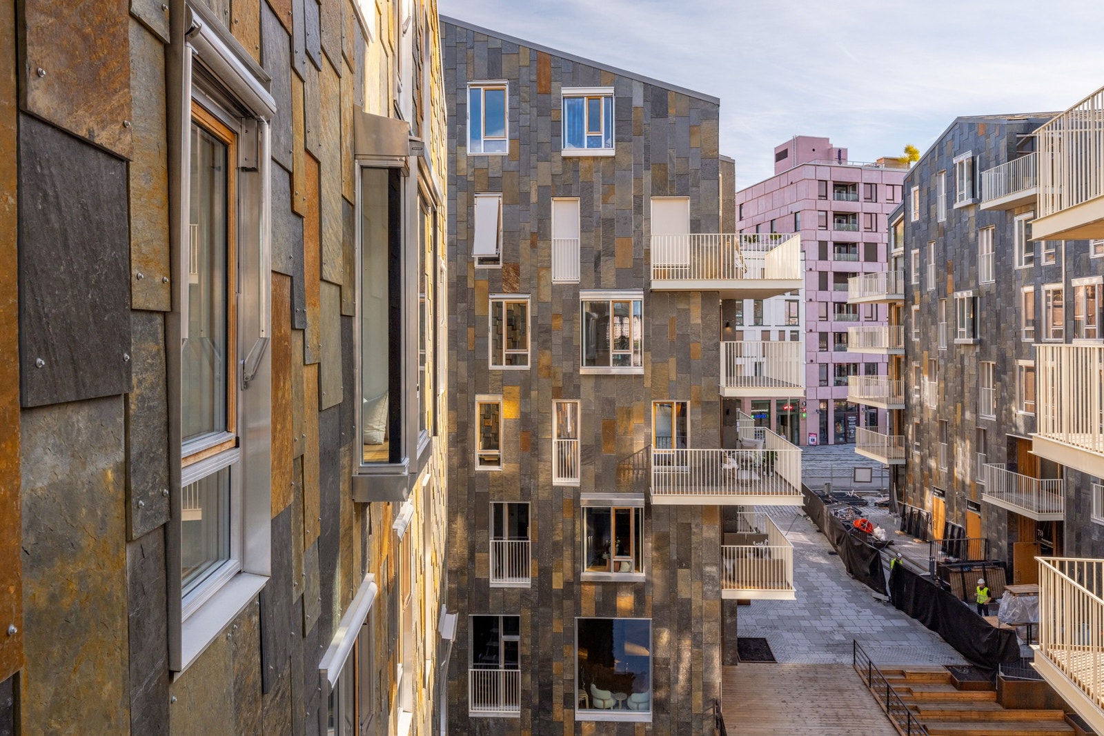 Vannkunstens karakteristiske fasader i naturskifer Galleribilde