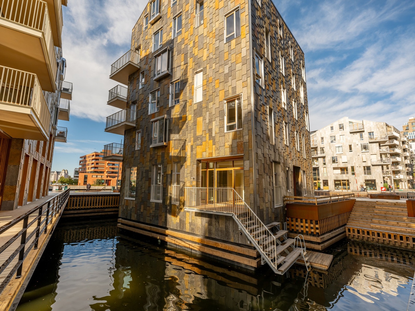 Sameiet byr på velholdte fellesområder med heis, sykkelparkering, fellesrom og kajakkutleie Galleribilde