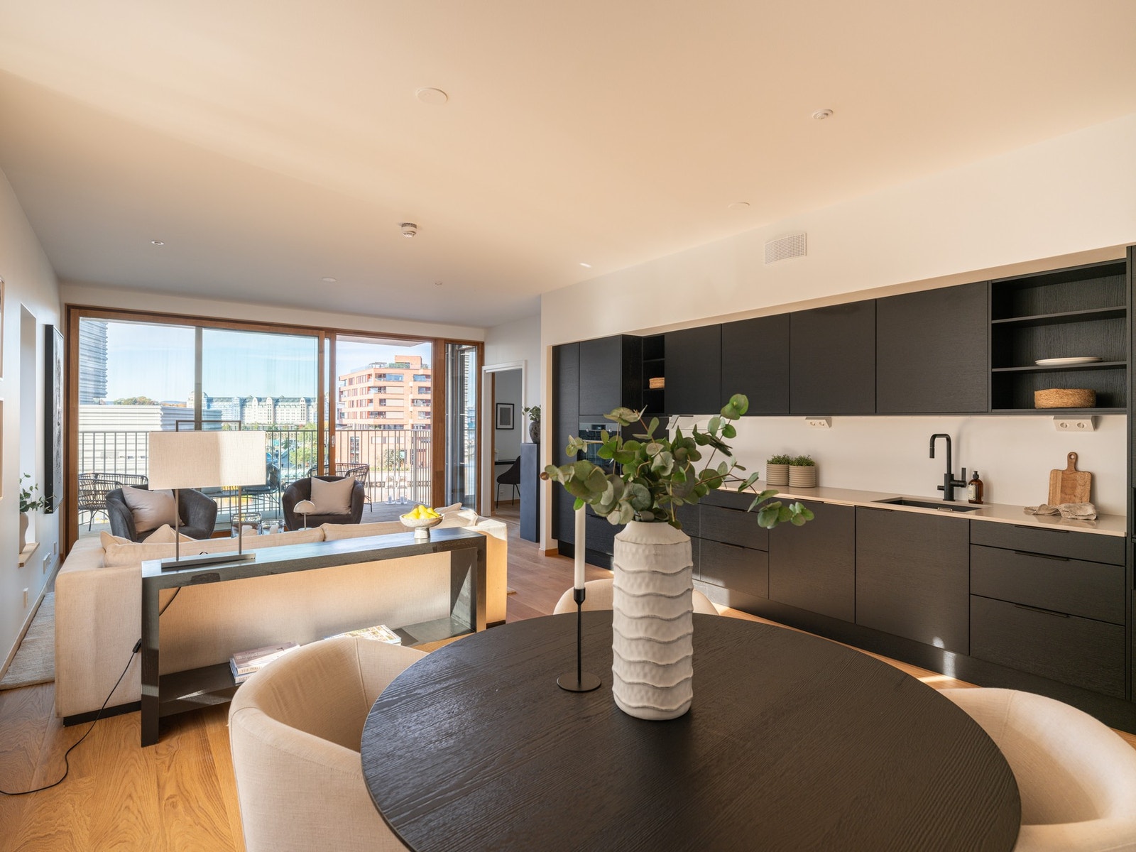 Lekkert samspill mellom kjøkken, spiseplass og stue - med utsikt som bakteppe Galleribilde