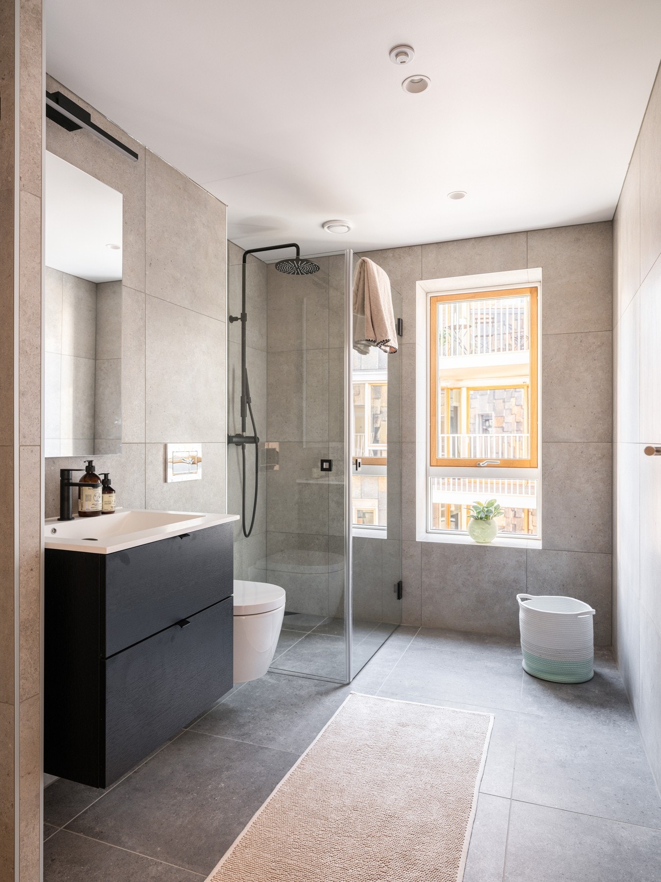 Her får du spa-følelse i hverdagen med store fliser, regnfallsdusj og elegant innredning Galleribilde