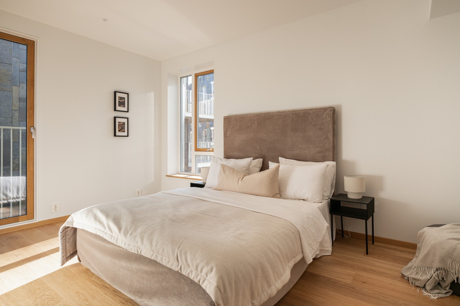 Romslig og lekkert hovedsoverom Galleribilde