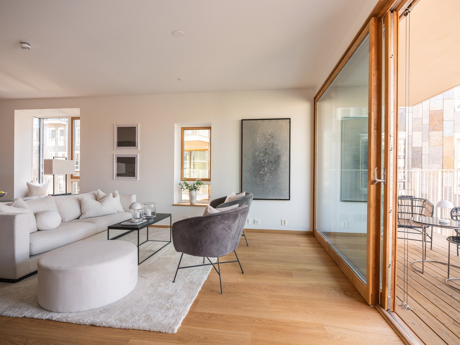 Vinduene på to sider skaper en lys og behagelig atmosfære i rommet Galleribilde