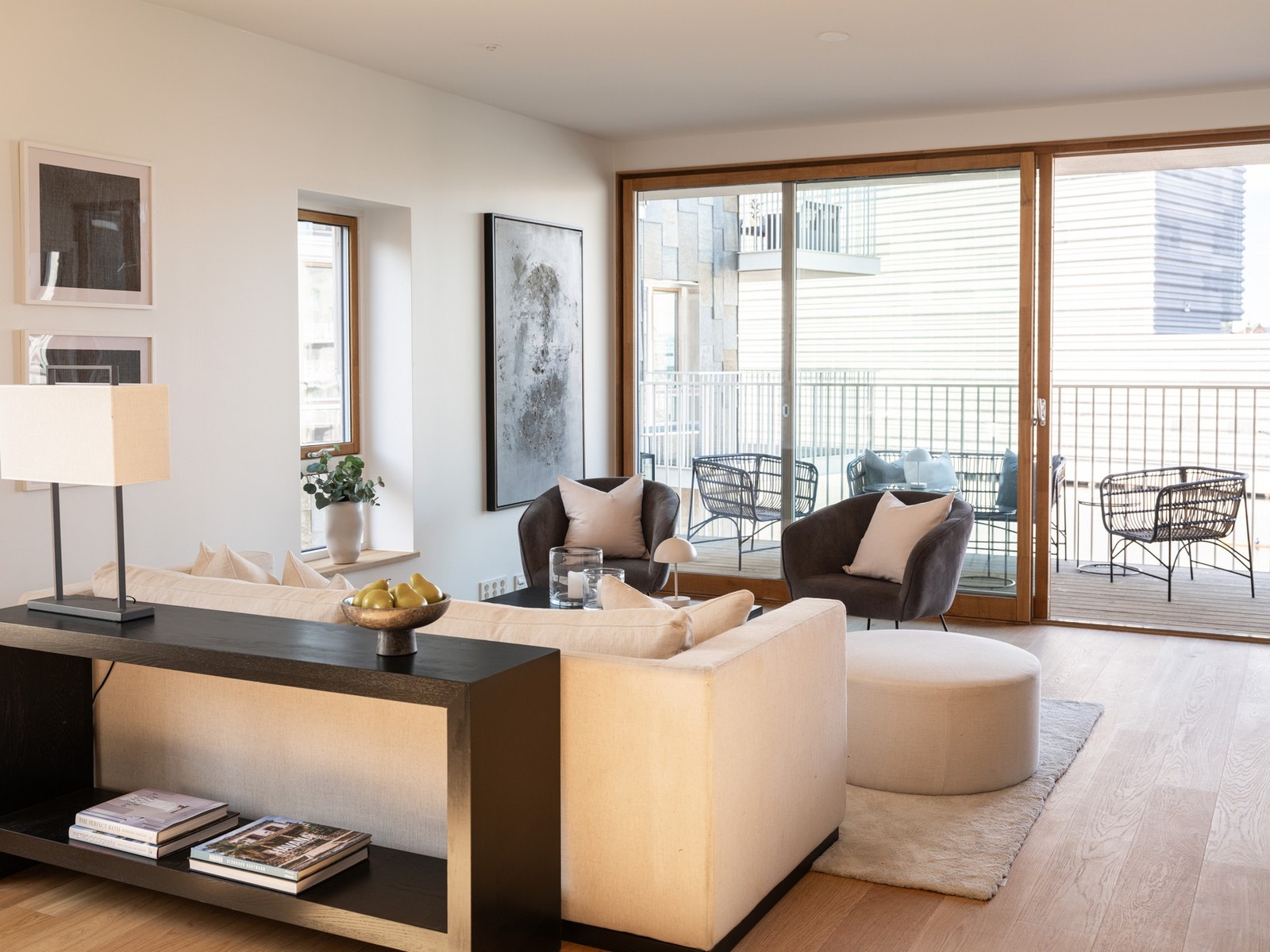 Romslig stue med fleksible møbleringsmuligheter Galleribilde